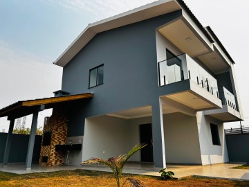 Sobrado com sobra de terreno