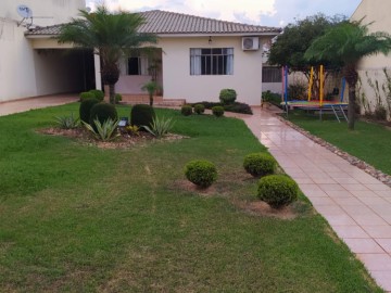 Casa com sobra de terreno