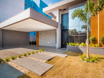 Casa trrea de alto padro.