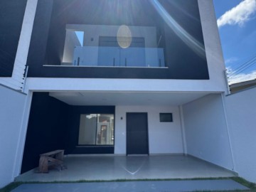 Sobrado com sobra de terreno.