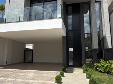 Sobrado em Condomínio.